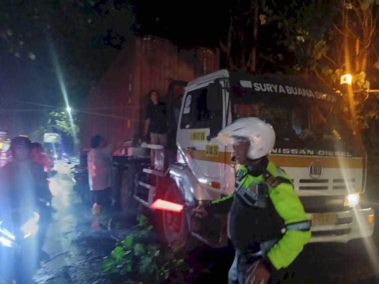 Polisi Bersama Warga Sigap Evakuasi Pohon Tumbang Timpa Kontainer di Simpang Empat RPH Krian